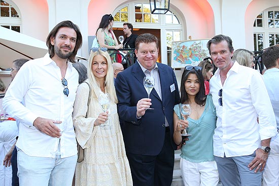 Max Wiedemann, Tina Kaiser, Silvano Brescianini, Präsident des Franciacorta Consorzi, John Jürgens (DJ John Munich), mit seiner Frau Hayah Jürgens beim "Ein Abend mit Franciacorta" Event in der Villa Wagner am 23.07.2019 in München. (©Foto:Gisela Schober/Getty Images für Franciacorta)